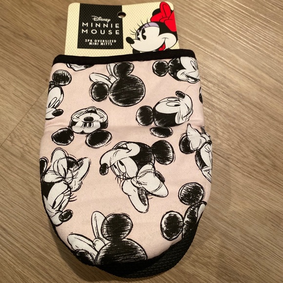 Disney π Minnie & Mickey π Set of 2 Oven Mitts